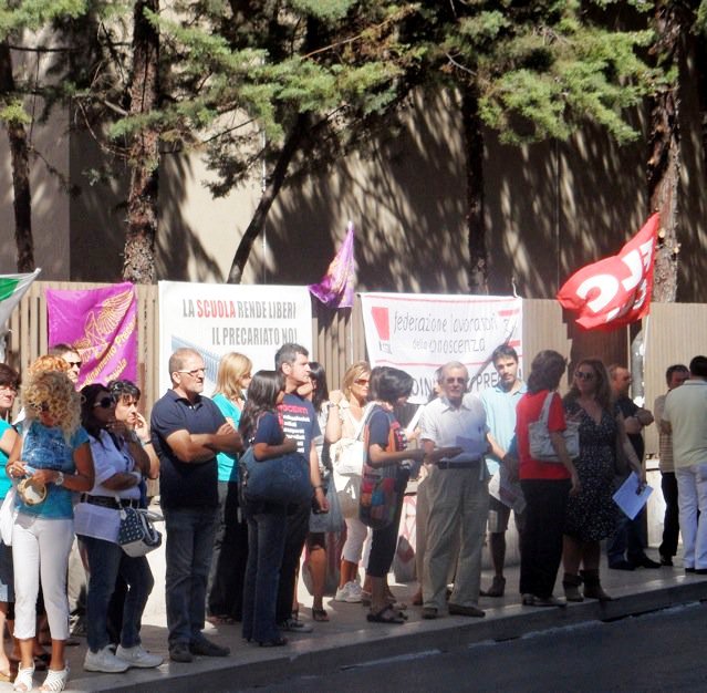 FLC con Priorità alla Scuola in presidio per denunciare ritardi e mancanze della ripartenza